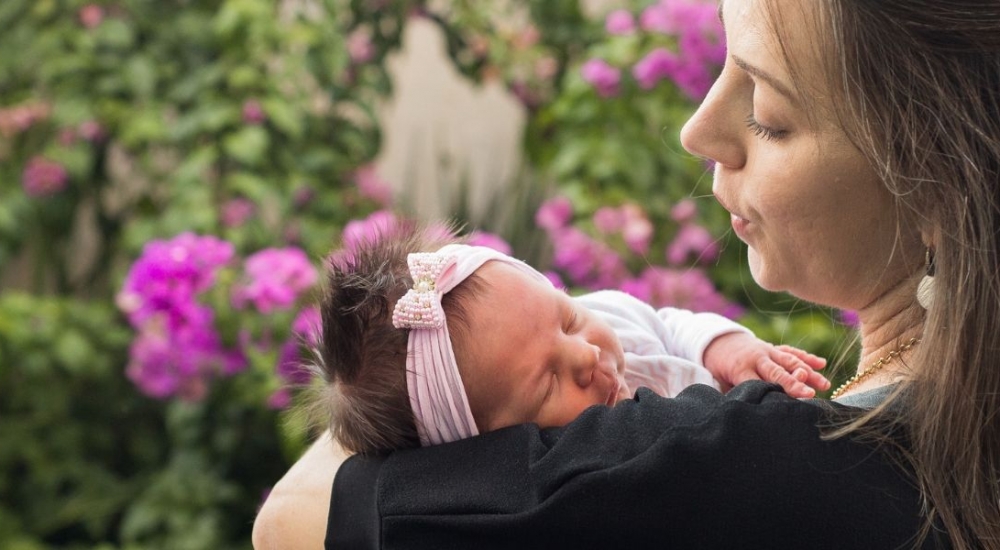 Mãe e seu bebê recém-nascido